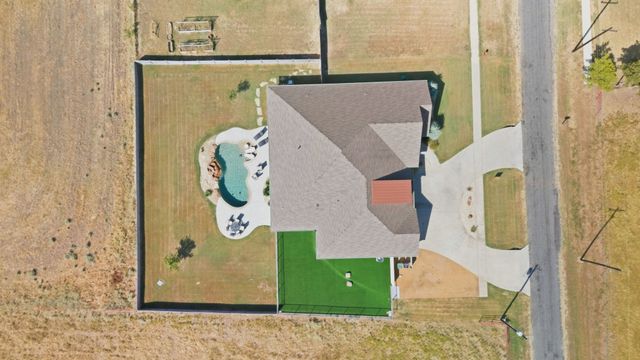 568 Crow Road, Whitesboro, TX 76273