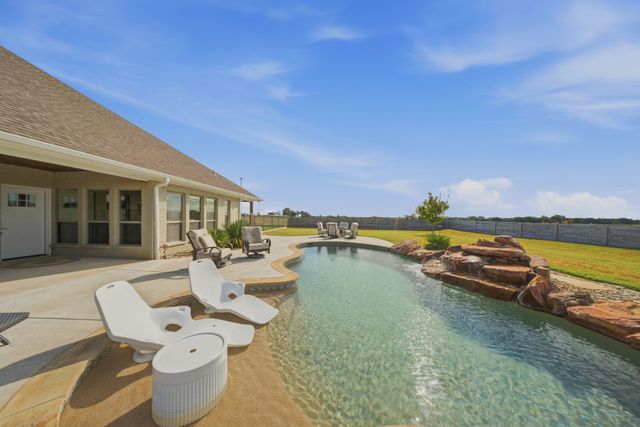 568 Crow Road, Whitesboro, TX 76273