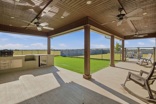 568 Crow Road, Whitesboro, TX 76273