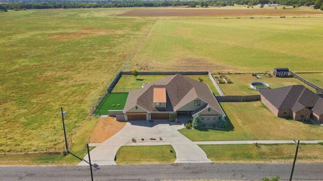 568 Crow Road, Whitesboro, TX 76273
