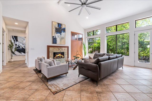 37 Autumn Oaks DR, The Hills, TX 78738