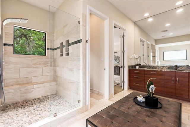 37 Autumn Oaks DR, The Hills, TX 78738