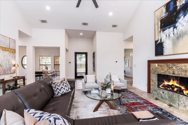 37 Autumn Oaks DR, The Hills, TX 78738
