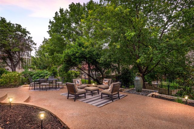 37 Autumn Oaks DR, The Hills, TX 78738