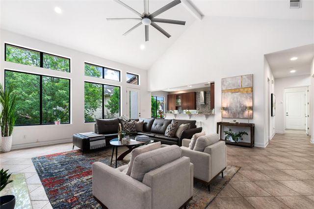 37 Autumn Oaks DR, The Hills, TX 78738