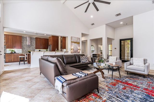 37 Autumn Oaks DR, The Hills, TX 78738