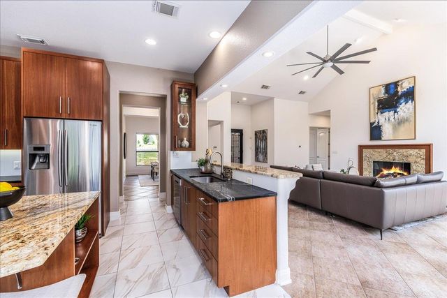37 Autumn Oaks DR, The Hills, TX 78738