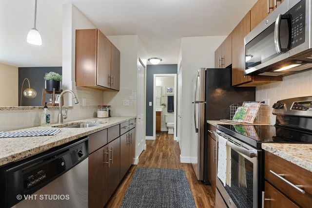 45 Kensington Circle 208, Wheaton, IL 60189