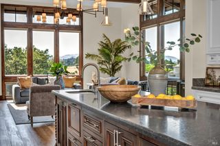 231 Poppy Hill Dr, Healdsburg, CA 95448