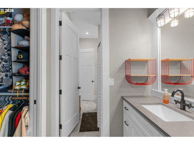17847 S HIDDEN LAKE Dr, Oregon City, OR 97045