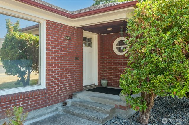 2615 Ocean Beach Highway, Longview, WA 98632