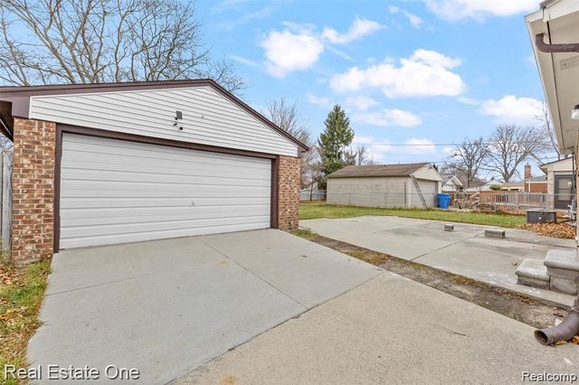 8456 Robindale Street, Dearborn Heights, MI 48127