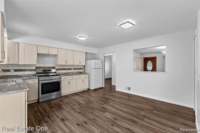 8456 Robindale Street, Dearborn Heights, MI 48127