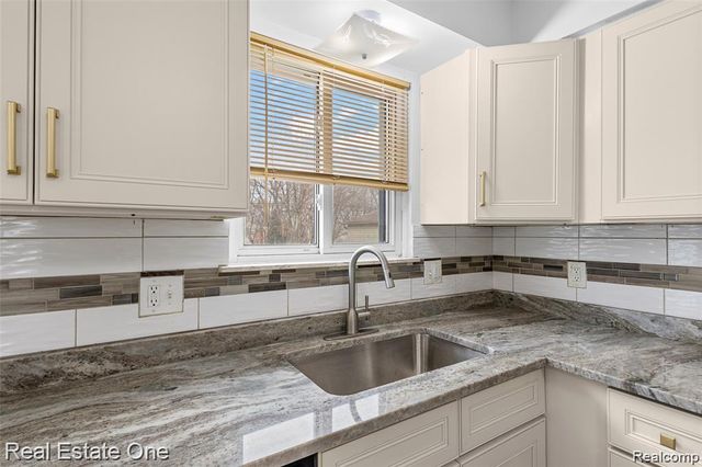 8456 Robindale Street, Dearborn Heights, MI 48127