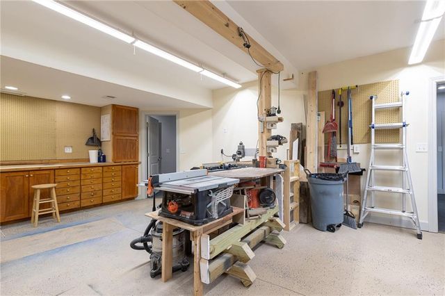 12815 Hubbard Road, Kansas City, KS 66109