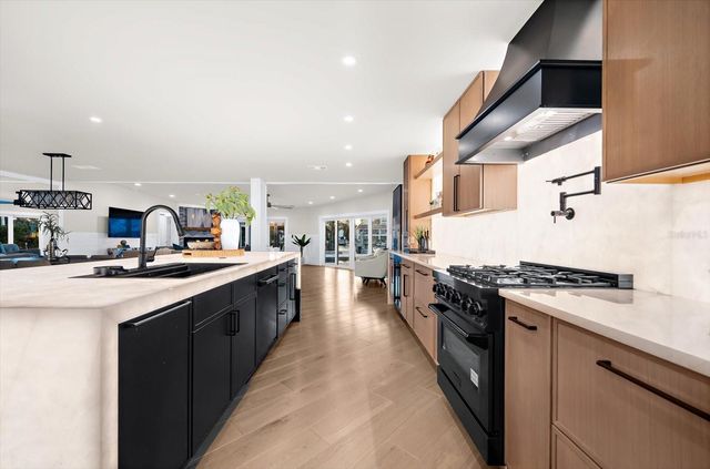 330 LEEWARD ISLAND, Clearwater Beach, FL 33767