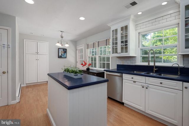 4 MANOR AVE, Princeton, NJ 08540