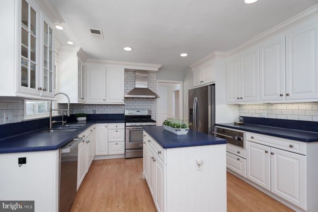 4 MANOR AVE, Princeton, NJ 08540