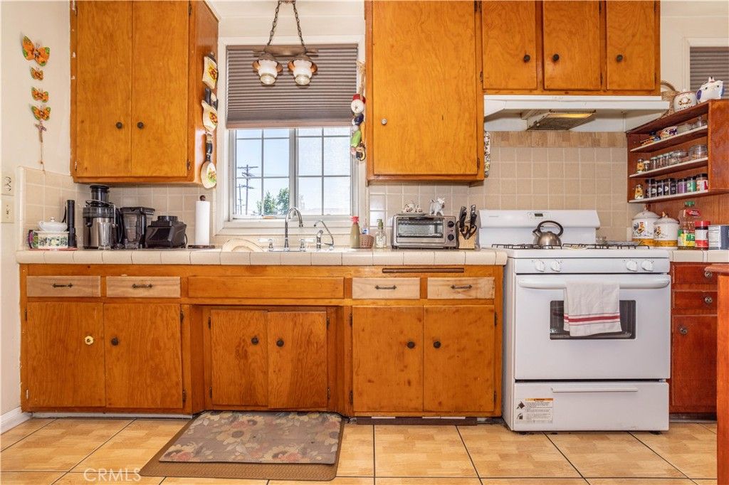 Image 11 of property listing at 12849 Montague, Pacoima, CA 91331