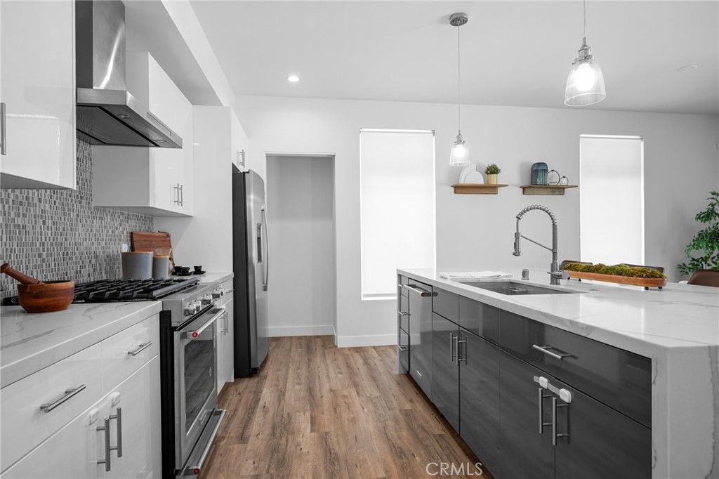 Image 11 of property listing at 11490 Cumpston Street, North Hollywood, CA 91601