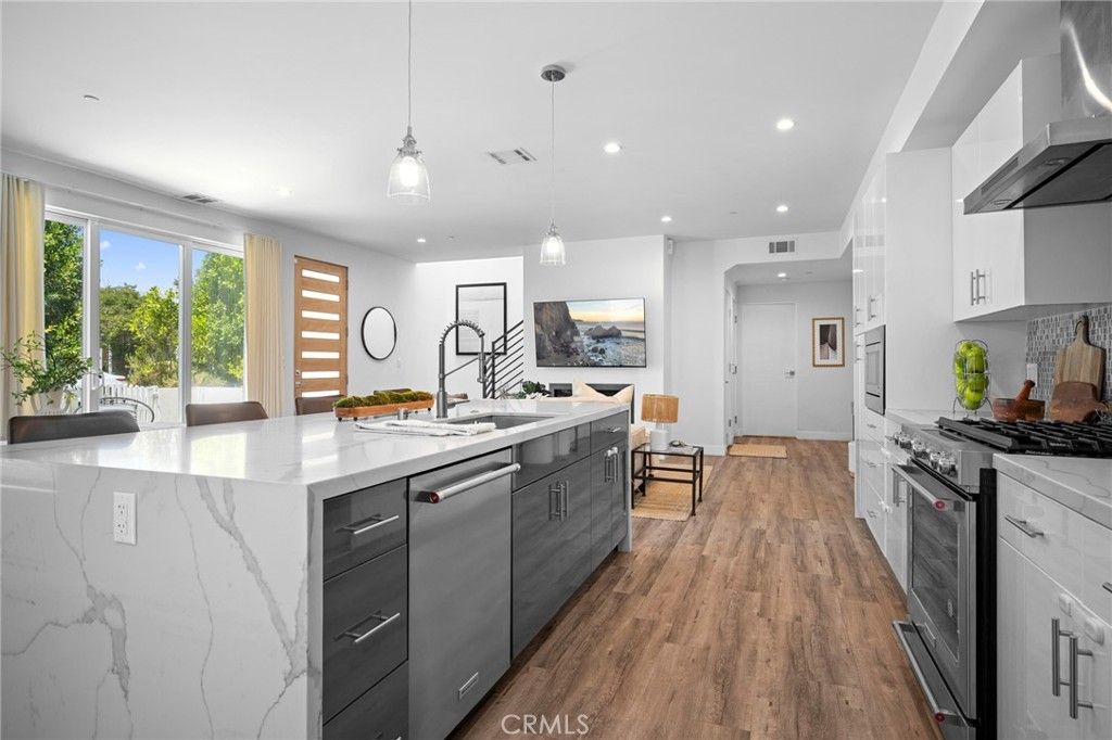 Image 13 of property listing at 11490 Cumpston Street, North Hollywood, CA 91601