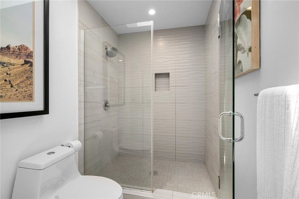Image 21 of property listing at 11490 Cumpston Street, North Hollywood, CA 91601