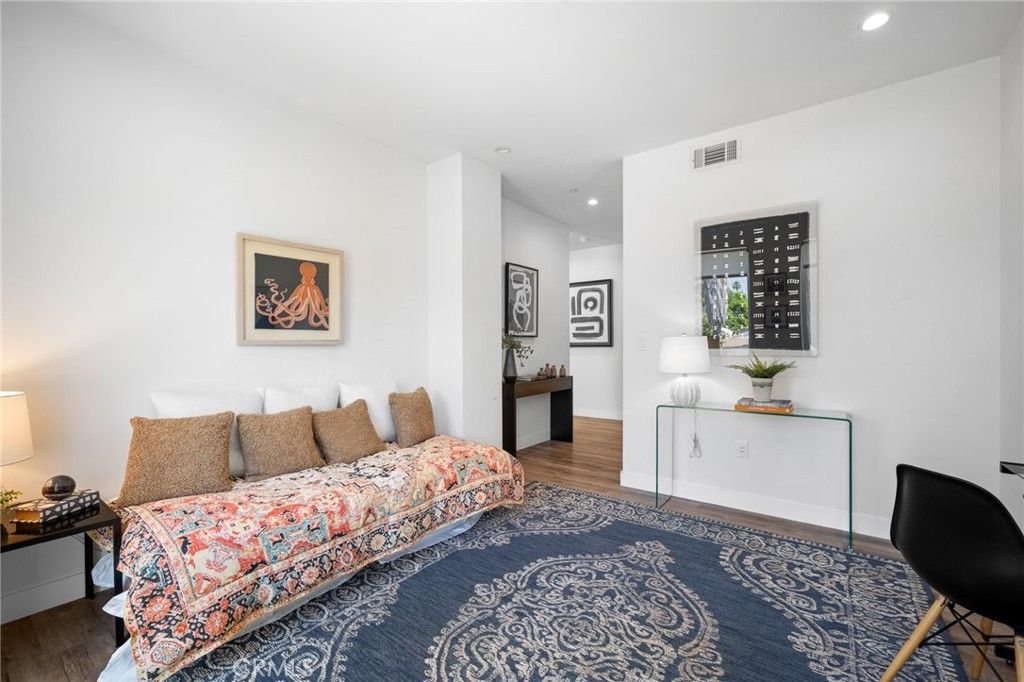 Image 24 of property listing at 11490 Cumpston Street, North Hollywood, CA 91601