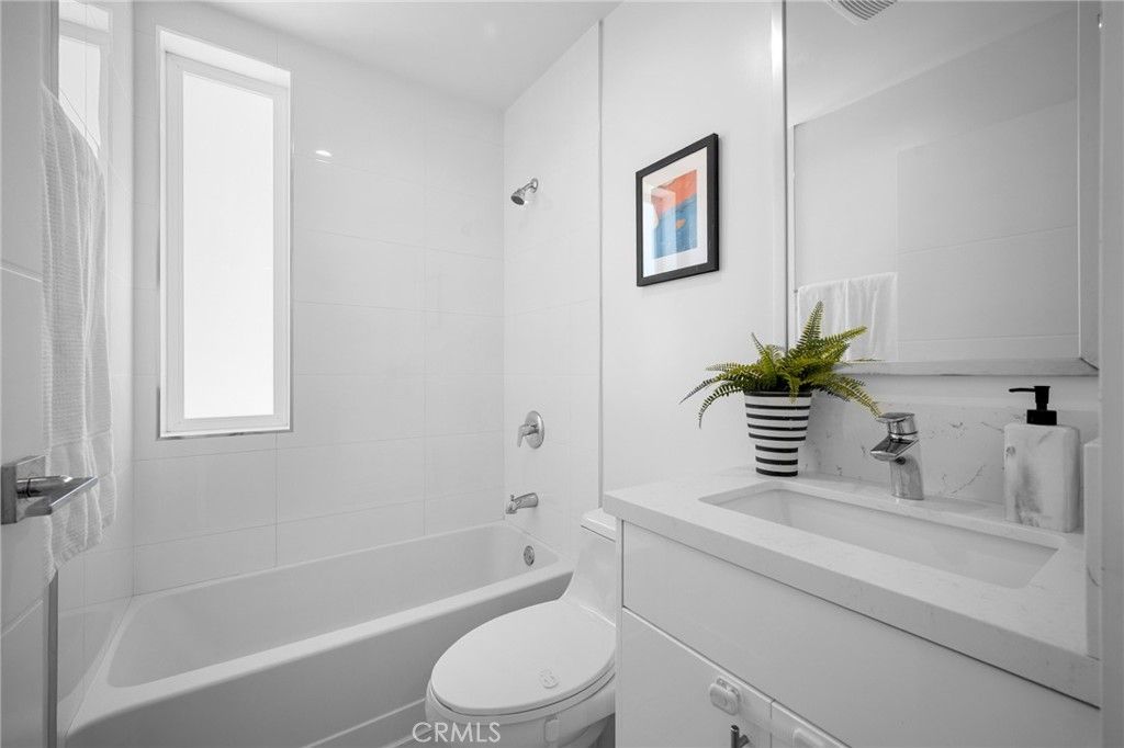 Image 27 of property listing at 11490 Cumpston Street, North Hollywood, CA 91601