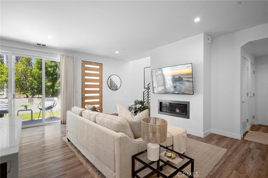 Image 6 of property listing at 11490 Cumpston Street, North Hollywood, CA 91601