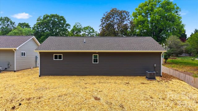 1298 18th Street NE, Hickory, NC 28601