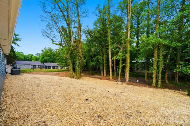 1298 18th Street NE, Hickory, NC 28601