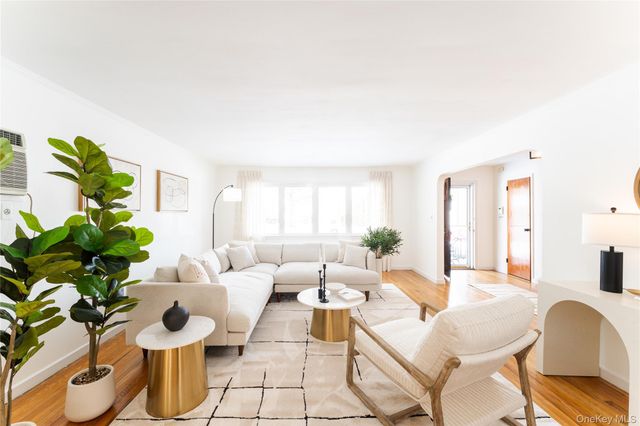 84 Russell Road, Garden City, NY 11530