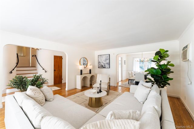 84 Russell Road, Garden City, NY 11530