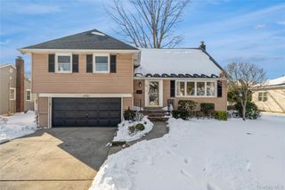 84 Russell Road, Garden City, NY 11530