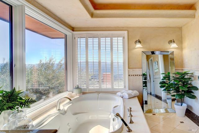 1340 Crestmont Dr, Angwin, CA 94508