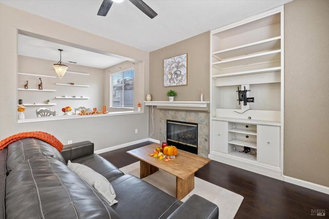 925 Cloverbrook Cir, Vacaville, CA 95687