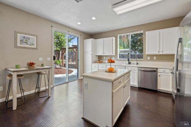 925 Cloverbrook Cir, Vacaville, CA 95687