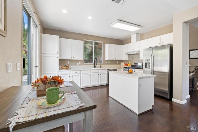 925 Cloverbrook Cir, Vacaville, CA 95687