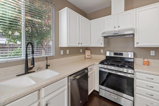 925 Cloverbrook Cir, Vacaville, CA 95687
