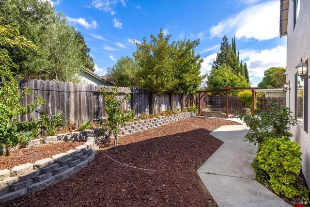 925 Cloverbrook Cir, Vacaville, CA 95687