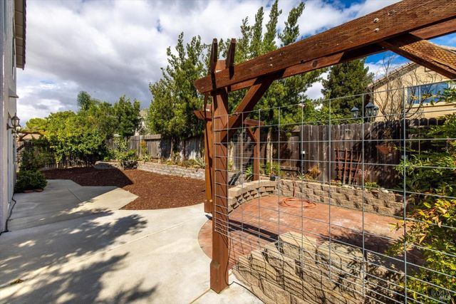 925 Cloverbrook Cir, Vacaville, CA 95687