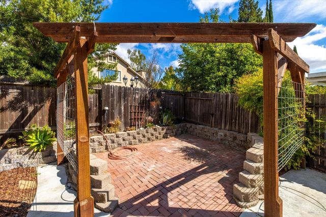 925 Cloverbrook Cir, Vacaville, CA 95687