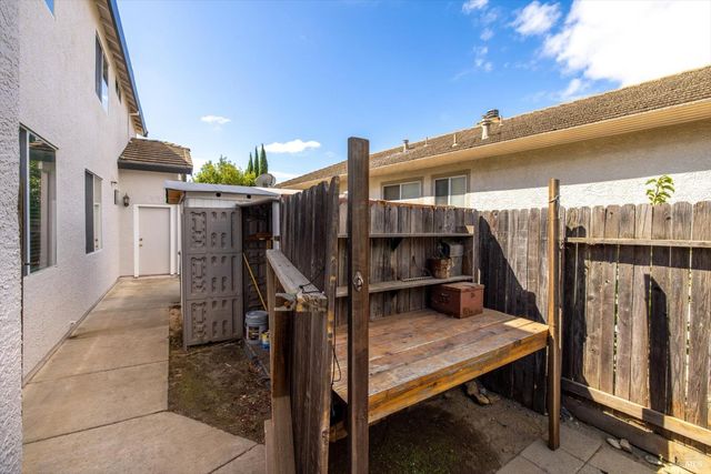 925 Cloverbrook Cir, Vacaville, CA 95687