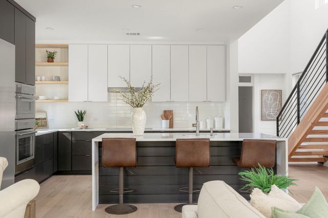 905 E 2nd ST, Austin, TX 78702
