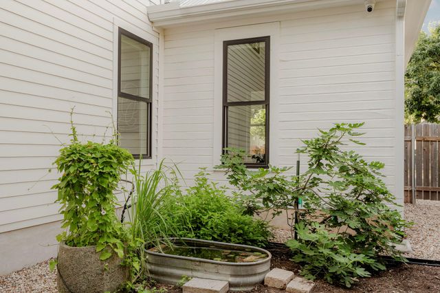905 E 2nd ST, Austin, TX 78702