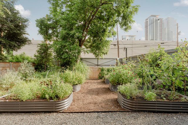 905 E 2nd ST, Austin, TX 78702