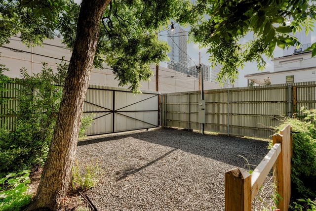 905 E 2nd ST, Austin, TX 78702
