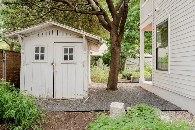 905 E 2nd ST, Austin, TX 78702