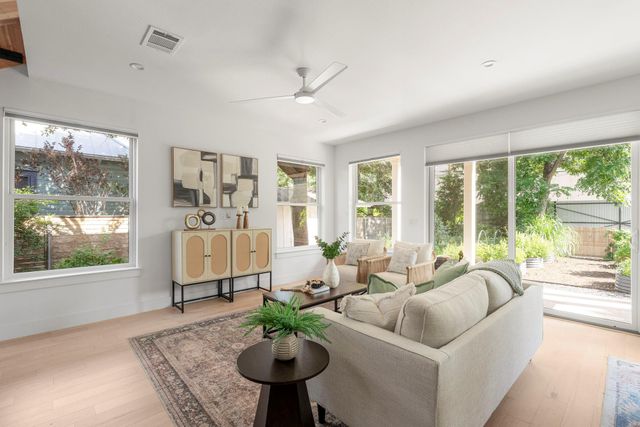 905 E 2nd ST, Austin, TX 78702