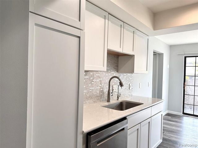 2852 Trailwood Drive, Rochester Hills, MI 48309